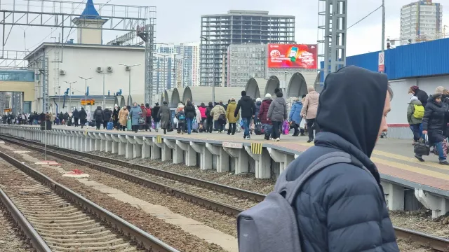 Нереальные очереди собрались на ж/д вокзалах в Ростове перед Новым годом - Privet-Rostov.ru -  Главные новости Ростова и Ростовской области, 30.12.2024