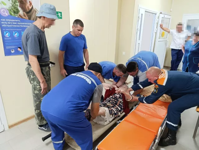 Узкий лестничный пролет на Дону стал преградой для носилок с пациенткой - Privet-Rostov.ru -  Главные новости Ростова и Ростовской области, 04.07.2025