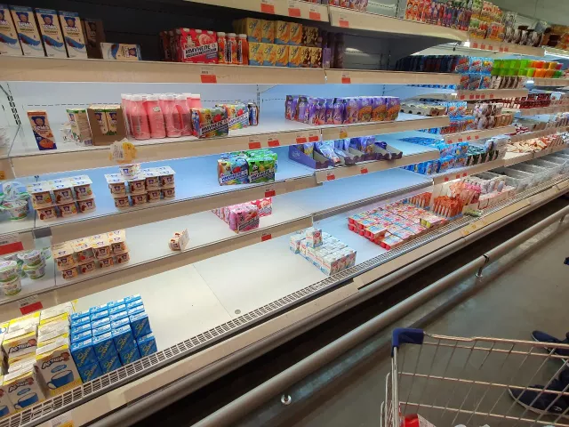 В Ростове задержали двух друзей за попытку выкатить тележку с продуктами на 58 тысяч рублей - Privet-Rostov.ru -  Главные новости Ростова и Ростовской области, 16.09.2025