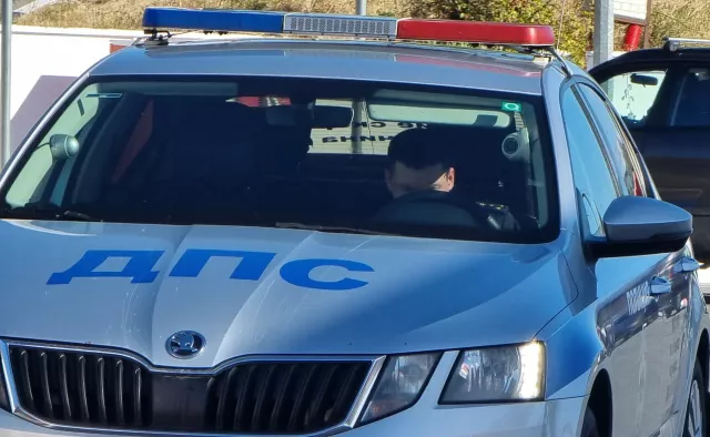 На трассе М-4 «Дон» инспекторы ДПС пришли на помощь водителю - Privet-Rostov.ru -  Главные новости Ростова и Ростовской области, 01.11.2025