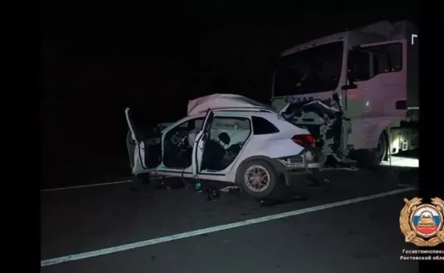Chevrolet Cruze выехал на встречку в Ростове и столкнулся с грузовиком, двое погибли - Privet-Rostov.ru -  Главные новости Ростова и Ростовской области, 03.11.2025