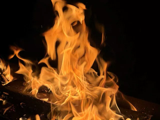 Женщина спасла детей при пожаре в Сальском районе - Privet-Rostov.ru -  Главные новости Ростова и Ростовской области, 16.11.2025