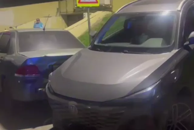 В Ростове водитель Mercedes протаранил два автомобиля на Королёва и сбежал - Privet-Rostov.ru -  Главные новости Ростова и Ростовской области, 19.11.2025