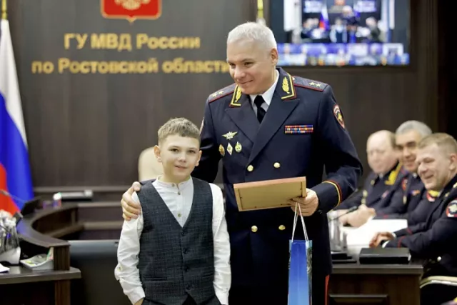 Десятилетний дончанин Лев отобрал у вора деньги для бойцов СВО и получил награду Десятилетний дончанин Лев отобрал у вора деньги для бойцов СВО и получил награду - Privet-Rostov.ru - Главные новости Ростова и Ростовской области, 03.03.2026