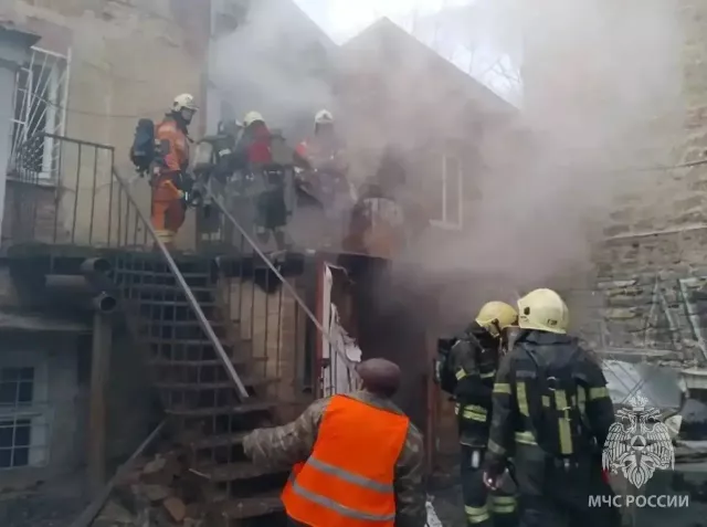 Пожарные больше полутора часов тушили двухэтажку на Станиславского - Privet-Rostov.ru -  Главные новости Ростова и Ростовской области, 09.03.2026