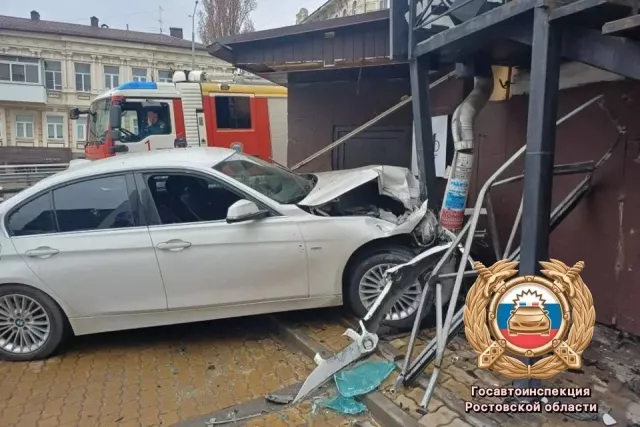 В Ростове BMW врезался в жилой дом на Ворошиловском проспекте, пострадала водитель - Privet-Rostov.ru -  Главные новости Ростова и Ростовской области, 01.04.2026