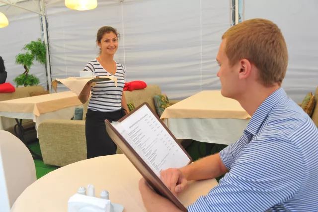 Обед по ГОСТу: Как защитить свои права и кошелек в ресторанах и кафе - Privet-Rostov.ru -  Главные новости Ростова и Ростовской области, 15.04.2026