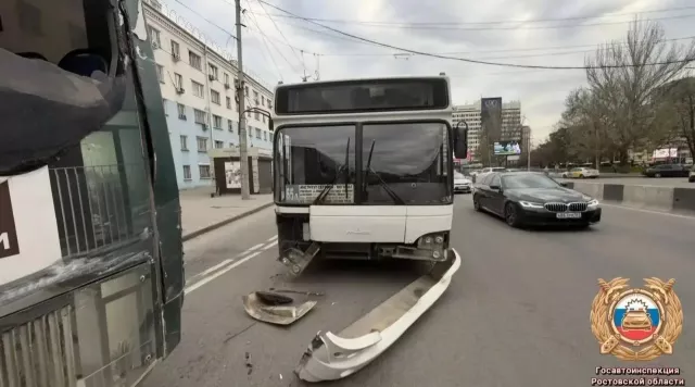 Автобусы устроили гонки в Ростове и спровоцировали ДТП с пострадавшим - Privet-Rostov.ru -  Главные новости Ростова и Ростовской области, 16.04.2026