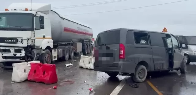 Под Ростовом водитель погиб после столкновения с КамАЗом на трассе М-4 - Privet-Rostov.ru -  Главные новости Ростова и Ростовской области, 16.05.2026