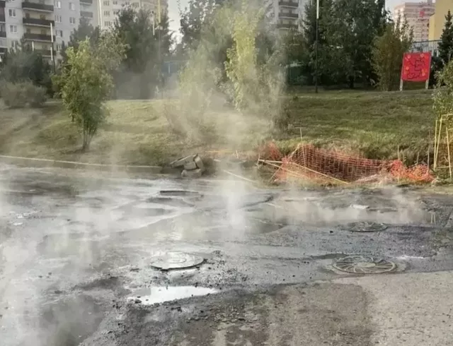 Два авто провалились в яму на залитом кипятком бульваре Измайловском в Ростове - Privet-Rostov.ru -  Главные новости Ростова и Ростовской области, 13.10.2026