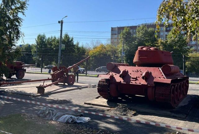 В Челябинске начали перекрашивать розовые танки в «Саду Победы» - Челябинск Сегодня, 01.10.2024