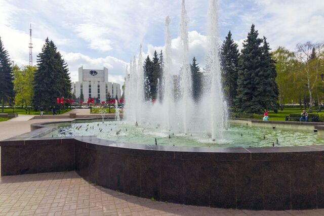 В самом центре Челябинска запустили поющий и танцующий фонтан - Челябинск Сегодня, 06.05.2025
