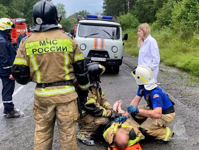 В МЧС раскрыли подробности тушения бензовоза на трассе в Челябинской области - Челябинск Сегодня, 22.06.2025
