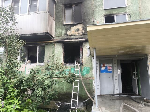 Сотрудники МЧС спасли пять человек во время пожара в доме в Златоусте - Челябинск Сегодня, 08.07.2025