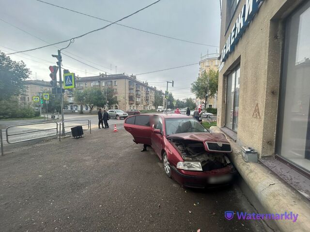 В Магнитогорске иномарка после ДТП сбила пешехода и врезалась в дом - Челябинск Сегодня, 03.09.2025