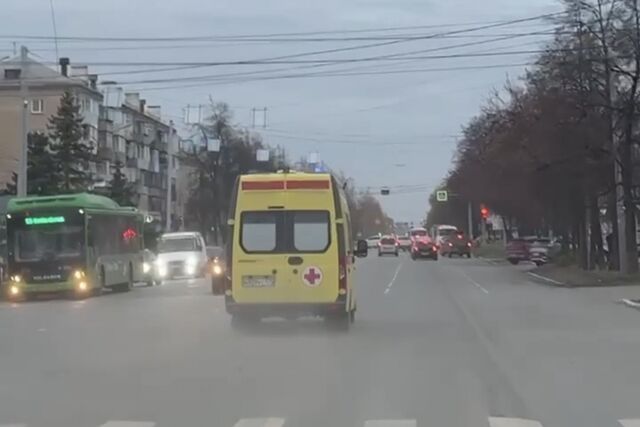 К месту взрыва на заводе в Копейске продолжают прибывать машины скорой помощи - Челябинск Сегодня, 23.10.2025
