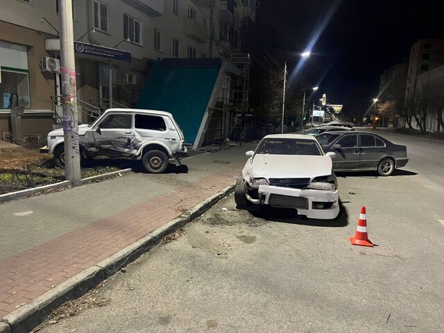 Пьяная челябинка на Toyota протаранила стоящие у дома автомобили - Челябинск Сегодня, 14.11.2025