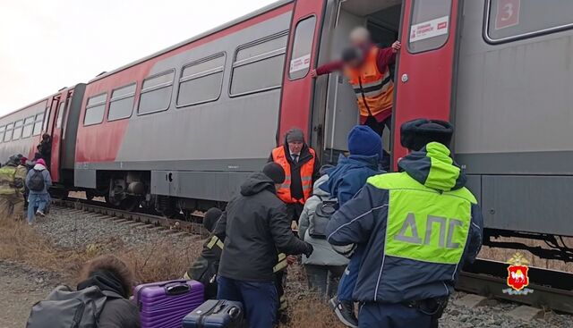 В МВД поделились видео с места столкновения поезда и грузовика под Челябинском - Челябинск Сегодня, 18.11.2025