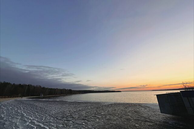 Шершневское водохранилище в Челябинске уже начало покрываться льдом - Челябинск Сегодня, 18.11.2025