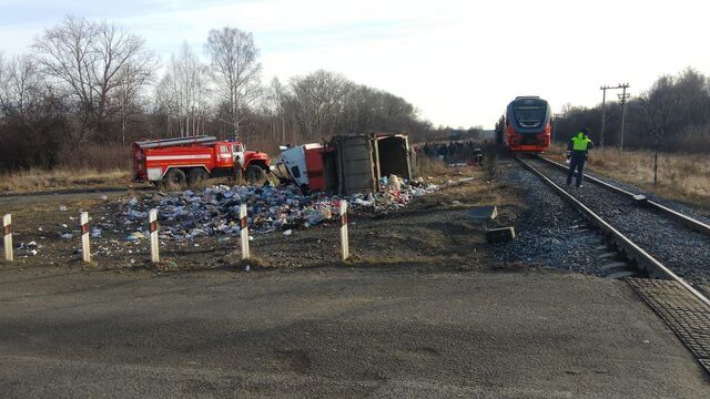 Пассажирский поезд разнес мусоровоз на переезде под Челябинском - Челябинск Сегодня, 18.11.2025