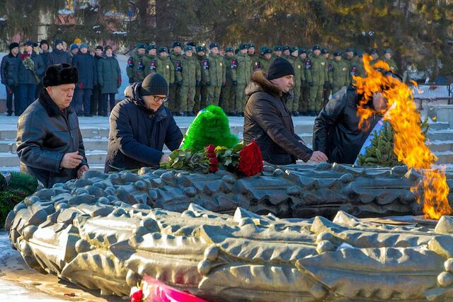 Губернатор Алексей Текслер возложил цветы к Вечному огню в Челябинске - Челябинск Сегодня, 23.02.2026