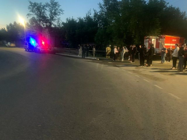 В Миассе автомобиль с подростком в салоне снес забор и опрокинулся в реку - Челябинск Сегодня, 26.06.2026