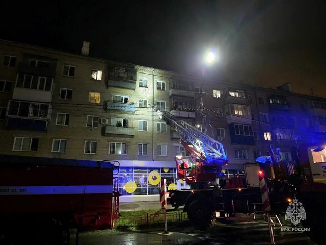 Деда спасали через окно на ночном пожаре в Копейске - Челябинск Сегодня, 17.08.2026