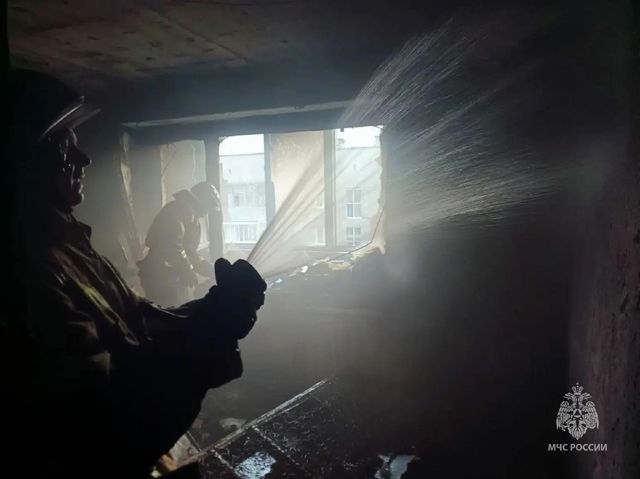 Десять жильцов вырвались из огня в Аше до прибытия МЧС - Челябинск Сегодня, 05.09.2026