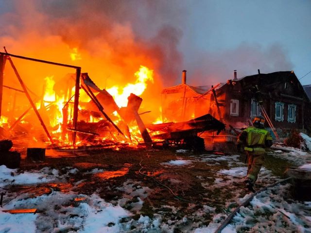 Полицейский из Златоуста спас женщину во время крупного пожара - Челябинск Сегодня, 07.10.2026