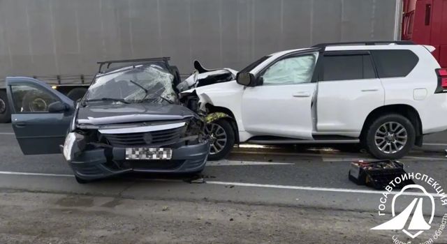 Toyota Land Cruiser разнес легковушку под Челябинском: удар попал на видео - Челябинск Сегодня, 12.10.2026