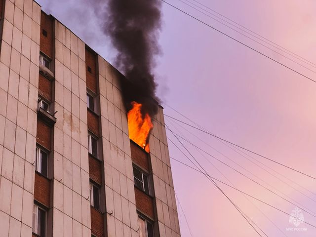 В Миассе из пылающего дома вытащили 13-летнюю девочку - Челябинск Сегодня, 17.10.2026