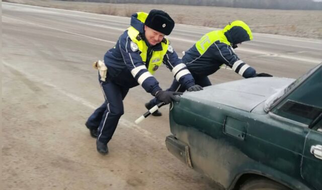 На трассе под Воронежем ГАИшники толкали заглохший ВАЗ-2105 - Новости Воронежа, 14.01.2025