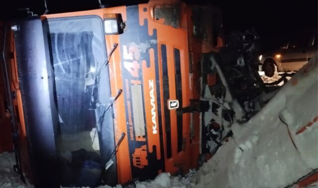 Под Воронежем на дороге в кювет опрокинулся КамАЗ - Новости Воронежа, 06.02.2025