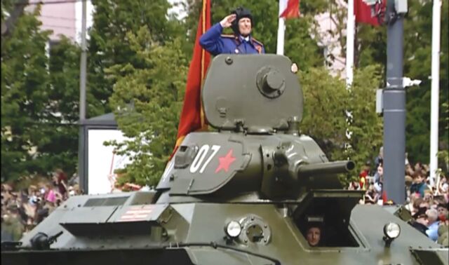 100-летний ветеран Николай Борисов проехал на Т-34 в День Победы в Воронеже - Новости Воронежа, 09.05.2025