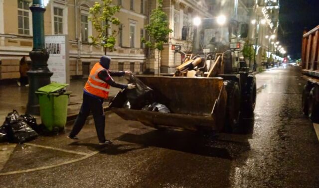 В Центральном районе Воронежа начали уборку после праздничных мероприятий - Новости Воронежа, 09.05.2025