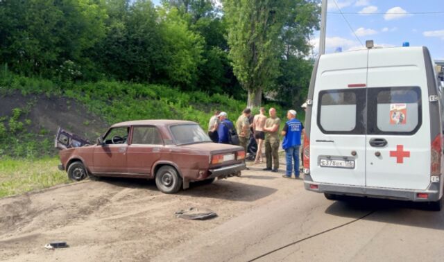 В Нижнедевицке водитель «семёрки» врезался в препятствие, есть пострадавшие - Новости Воронежа, 12.06.2025
