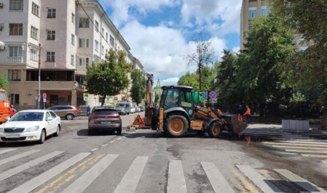 В центре Воронежа перекрыли полосы дороги из-за провалившегося коллектора - Новости Воронежа, 02.07.2025