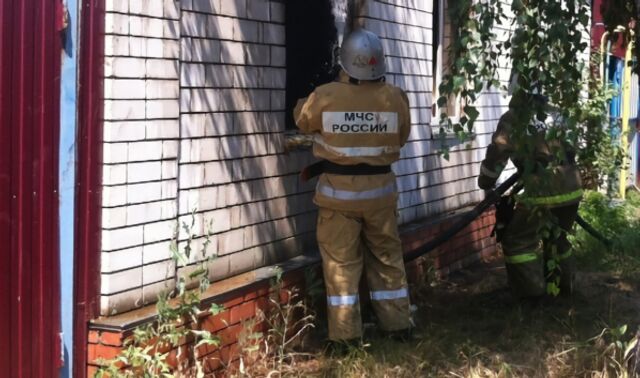 В Воронеже потушили пожар в двухквартирном доме на улице Маяковского - Новости Воронежа, 13.07.2025