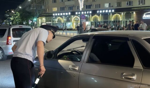 Пятничным вечером ГАИшники проводят рейд на проспекте Революции в Воронеже - Новости Воронежа, 01.08.2025