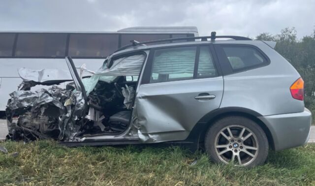Под Воронежем BMW выехала на встречную полосу и врезалась в рейсовый автобус - Новости Воронежа, 03.09.2025