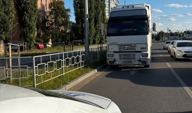 Грузовой «Вольво» увезли на штрафстоянку от дома на улице 60-й Армии в Воронеже - Новости Воронежа, 15.09.2025