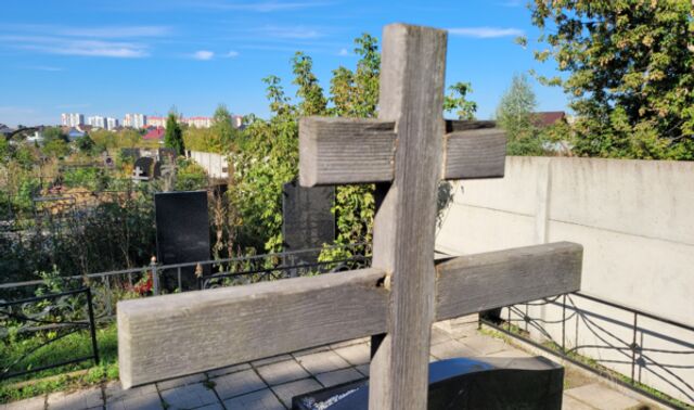 В Воронеже фанаты мешают реставрации памятника Юрию Хою на кладбище - Новости Воронежа, 02.11.2025