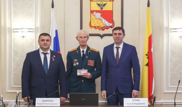 Сергей Петрин вручил памятные знаки «Воронеж — город воинской славы» Сергей Петрин вручил памятные знаки «Воронеж — город воинской славы» - Новости Воронежа, 14.11.2025