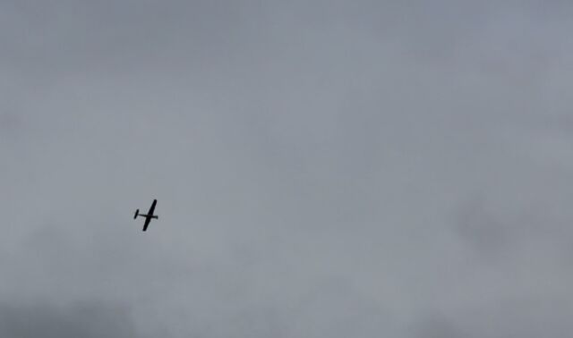 Повреждены фасад дома и забор после падения подавленного БПЛА в Воронежской области Повреждены фасад дома и забор после падения подавленного БПЛА в Воронежской области - Новости Воронежа, 16.11.2025