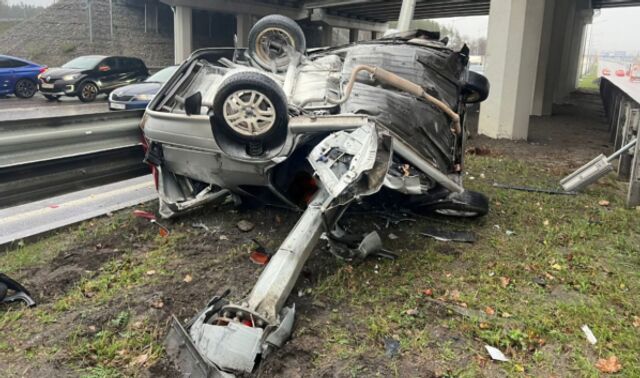 В Воронеже после удара о столб опрокинулся ВАЗ-2115 на улице Остужева - Новости Воронежа, 17.11.2025