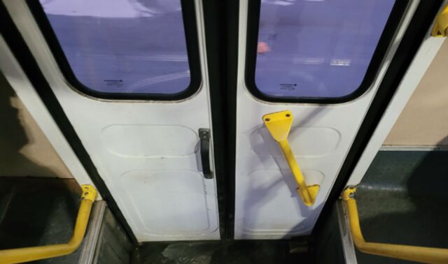 В автобусе №21 по дороге из Шилово мужчина тайно снимал на телефон девушек - Новости Воронежа, 17.11.2025