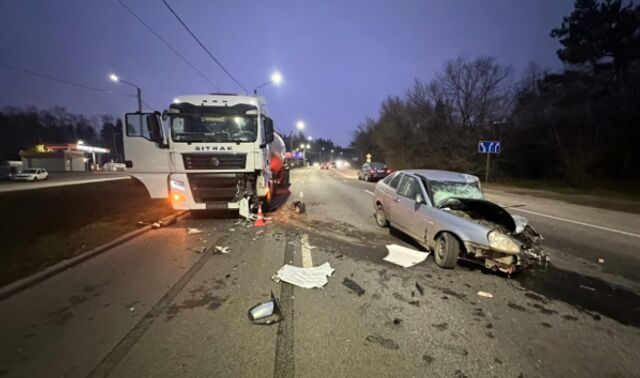 В Воронеже при столкновении «Ситрака» и «Лады Приоры» пострадал водитель легковушки В Воронеже при столкновении «Ситрака» и «Лады Приоры» пострадал водитель легковушки - Новости Воронежа, 19.11.2025