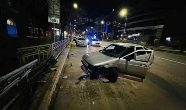 Водитель «ВАЗ-2112» погиб после столкновения с ограждением на улице Кирова в Воронеже - Новости Воронежа, 16.03.2026