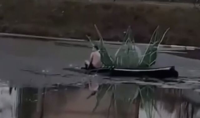 Мальчик провалился под лёд на озере — прохожий нырнул в ледяную воду и успел его спасти Мальчик провалился под лёд на озере — прохожий нырнул в ледяную воду и успел его спасти - Новости Воронежа, 17.03.2026