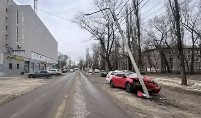 В Воронеже «Опель» врезался в опору ЛЭП, уходя от столкновения: автоледи в больнице - Новости Воронежа, 17.03.2026